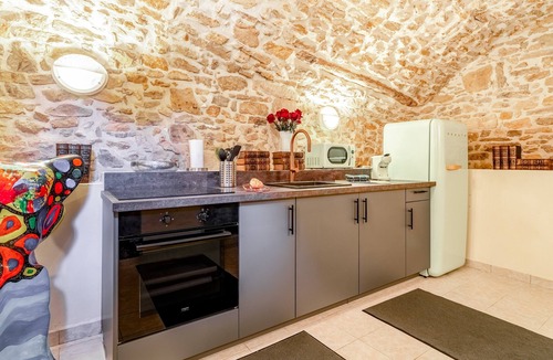 Barjac Apartment | Apartment 'Gite Vert - Paradis De Provence' with Shared Terrace and Wi-Fi