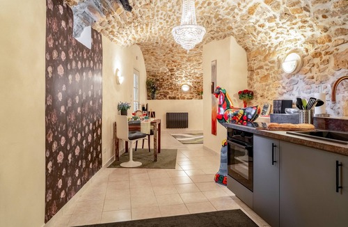 Barjac Apartment | Apartment 'Gite Vert - Paradis De Provence' with Shared Terrace and Wi-Fi