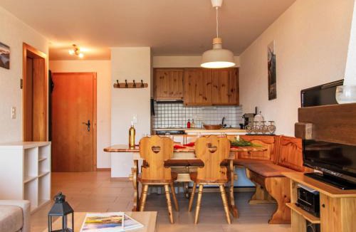 Saint-Pierre-de-Clages Apartment | Apartment Hauts de Nendaz A F3 by Interhome