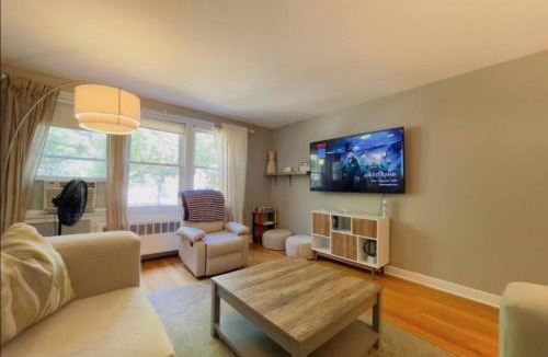 Evanston Apartment | Apartment Home close to NWU & Hospitals