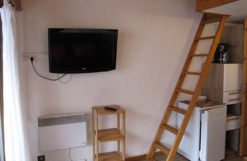 Chamonix City Centre Apartment | Apartment in Chamonix with Balcony, Pets Allowed & Parking