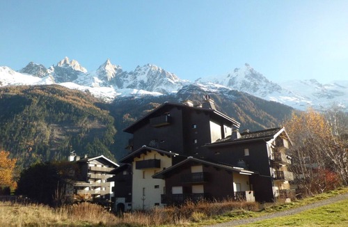 Chamonix City Centre Apartment | Apartment in Chamonix with Balcony, Pets Allowed & Parking