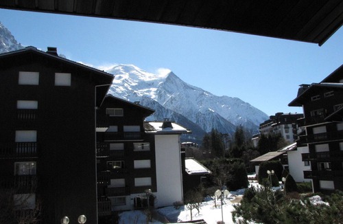 Chamonix City Centre Apartment | Apartment in Chamonix with Balcony, Pets Allowed & Parking