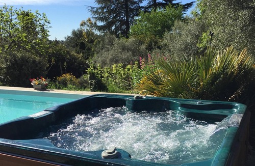 Tourrettes-sur-Loup Cottage | Apartment in villa with garden and flowers