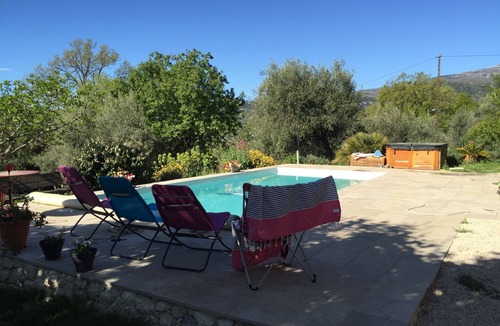 Tourrettes-sur-Loup Cottage | Apartment in villa with garden and flowers