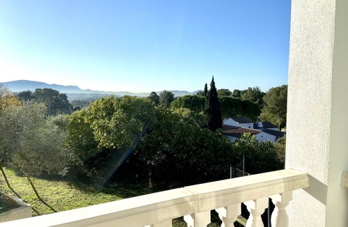 13th Arrondissement Apartment | Apartment in a villa with swimming pool in the hills above Marseille