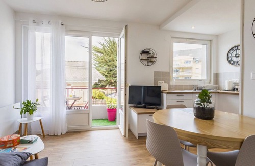 Le Pouliguen Apartment | Apartment in central Le Pouliguen with balcony and parking, pets welcome
