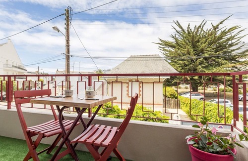 Le Pouliguen Apartment | Apartment in central Le Pouliguen with balcony and parking, pets welcome