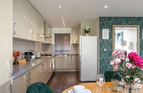 Guildford Apartment | Apartment in Guildford with Parking
