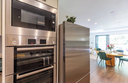 Guildford Apartment | Apartment in Guildford with Parking