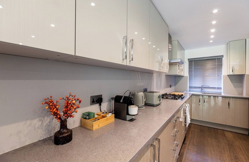 Guildford Apartment | Apartment in Guildford with Parking
