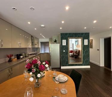 Guildford Apartment | Apartment in Guildford with Parking