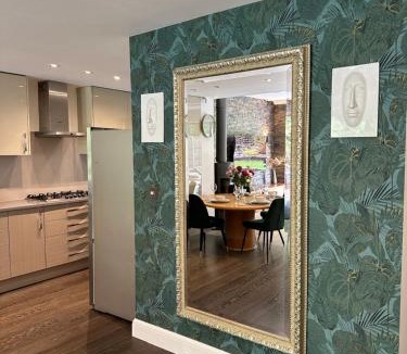 Guildford Apartment | Apartment in Guildford with Parking