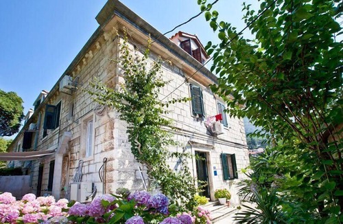 Pile Apartment | Apartment in heart of park Gradac next to OldTown