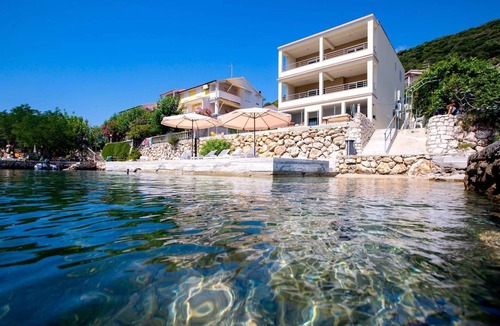Supetarska Draga Boat Rental | Apartment in Supetarska Draga by the Beach