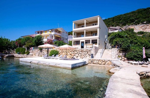 Supetarska Draga Boat Rental | Apartment in Supetarska Draga by the Beach