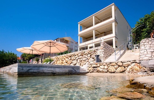 Supetarska Draga Boat Rental | Apartment in Supetarska Draga by the Beach