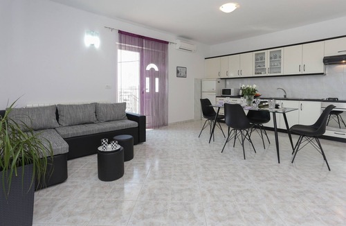 Kastel Gomilica Apartment | Apartment in Kaštel Gomilica near the Sea