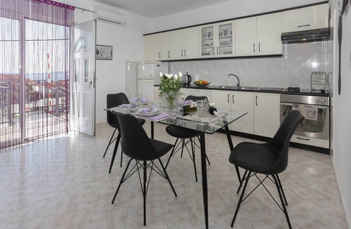 Kastel Gomilica Apartment | Apartment in Kaštel Gomilica near the Sea
