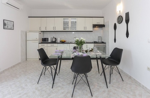 Kastel Gomilica Apartment | Apartment in Kaštel Gomilica near the Sea