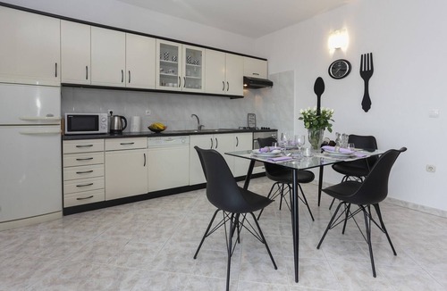 Kastel Gomilica Apartment | Apartment in Kaštel Gomilica near the Sea