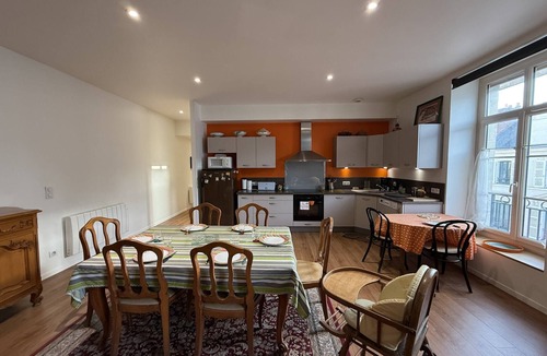 Bollee Apartment | Apartment in Le Mans with Private Garage