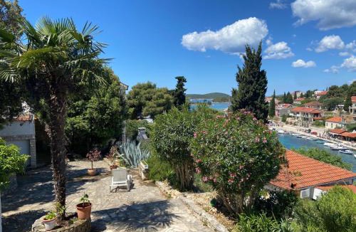 Maslinica Apartment | Apartment in Maslinica 70m from the sea