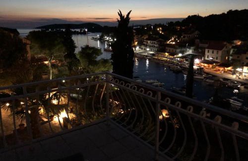 Maslinica Apartment | Apartment in Maslinica 70m from the sea