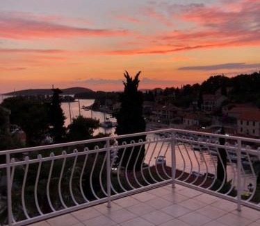 Maslinica Apartment | Apartment in Maslinica 70m from the sea