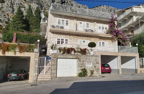 Borak Apartment | Apartment in Omiš with Seaview, Balcony, Air condition, WIFI (161-4)