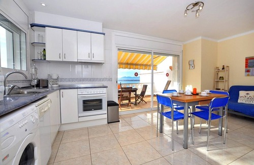 Roses Town Center Apartment | Apartment in Roses with Sea Views & Pool