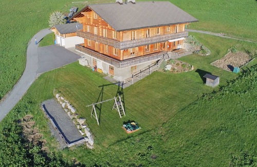 Ormont-Dessous House | Apartment in semi-detached chalet