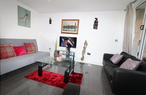 Shadwell Apartment | Apartment in Tower Bridge