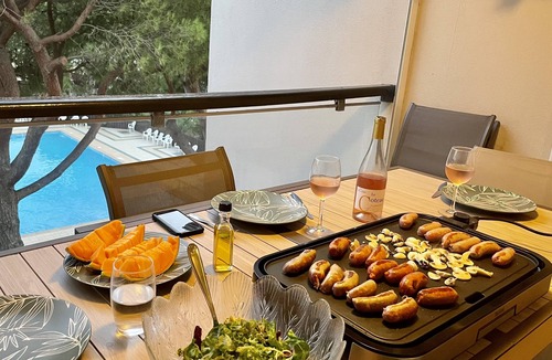 Port Rive Gauche Apartment | Apartment in wooded residence with swimming pool