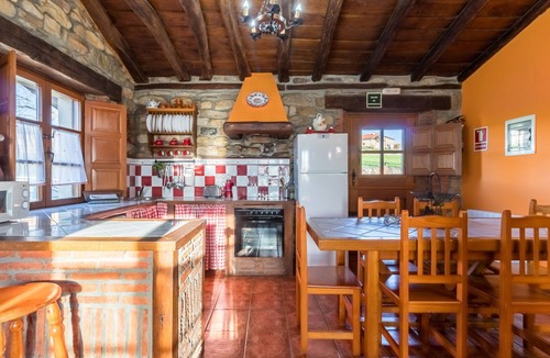 Villacarriedo Apartment | Apartment 'Juntana 2' with Mountain View, Shared Terrace and Wi-Fi
