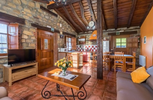 Villacarriedo Apartment | Apartment 'Juntana 2' with Mountain View, Shared Terrace and Wi-Fi