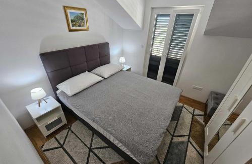 Banici Apartment | Apartment Kola - Two Bedroom Apartment with Balcony and Sea View 2