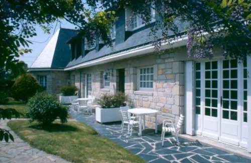 Sarzeau Apartment | Apartment 'L'avocette' with Shared Pool, Shared Terrace and Wi-Fi