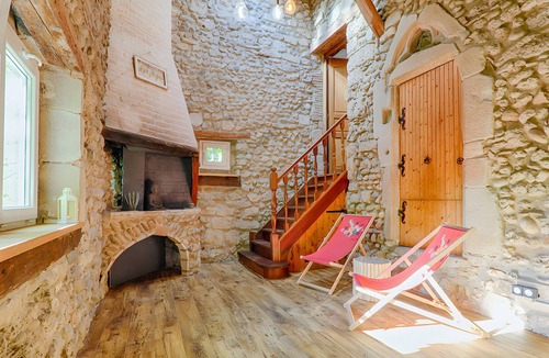 Romans-sur-Isere Apartment | Apartment 'L'escarpin - Billiards - Historic' with Wi-Fi and Air Conditioning
