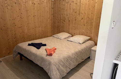 Saumur Val de Loire Apartment | Apartment 'La Pause' with Private Terrace, Shared Garden and Wi-Fi