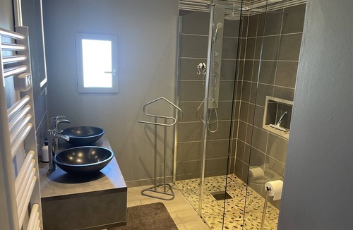 Saumur Val de Loire Apartment | Apartment 'La Pause' with Private Terrace, Shared Garden and Wi-Fi