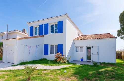 Chateau-d'Olonne Apartment | Apartment 'Les Sables Pailletés 10p' with Sea View, Private Terrace and Wi-Fi