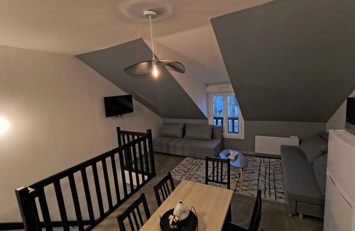 Yvre-l'Eveque Apartment | Apartment la cabane perchée sleeps 9