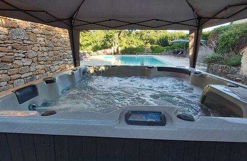 Montcabrier Cottage | Apartment 'La Cazelle' with Shared Pool and Air Conditioning
