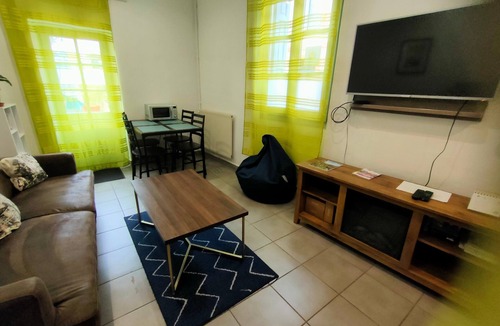 Moissac Apartment | Apartment “La Coquille” with Private Terrace and Wi-Fi