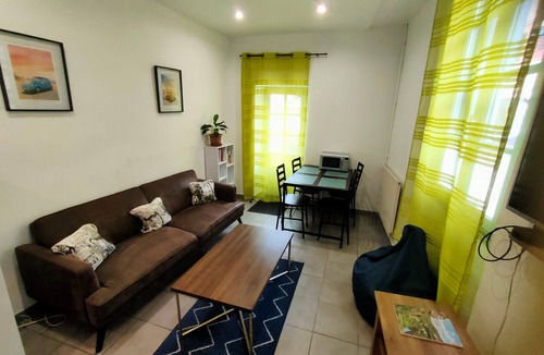 Moissac Apartment | Apartment “La Coquille” with Private Terrace and Wi-Fi