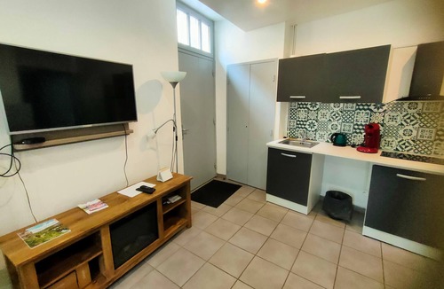 Moissac Apartment | Apartment “La Coquille” with Private Terrace and Wi-Fi
