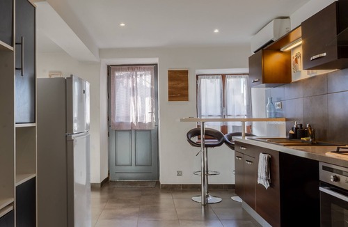 Montolieu Apartment | Apartment 'La Glycine' with Wi-Fi and Air Conditioning