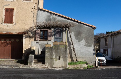 Montolieu Apartment | Apartment 'La Glycine' with Wi-Fi and Air Conditioning