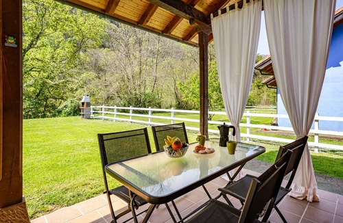 Cano House | Apartment 'La Llosona' with Private Terrace, Private Garden and Wi-Fi